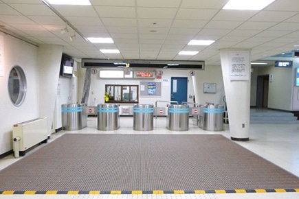 扇沢駅にある靴底についたタネなどを取りのぞくマット