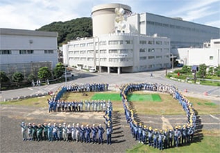 協力会社社員およびブックメーカー競馬 凱旋門賞所所員約220名による人文字