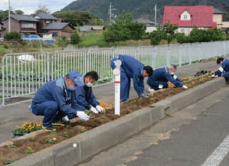 久々子花壇の花の植え替えの様子