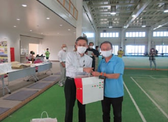 優勝された久々子Bチームの代表者（右）と表彰式に参加した松原副所長（左）