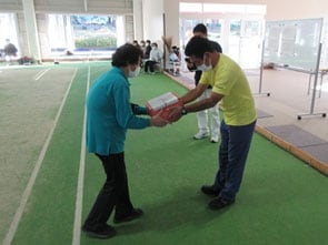 見事優勝された和田の代表者（左）と授与式を執り行う三木副所長（右）