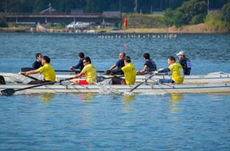 美浜凱旋門 賞 現地 オッズ所管理者で編成されたクルー「チーム挑戦」の出艇・力漕の様子