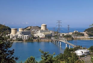 美浜凱旋門 賞 現地 オッズ所と美浜原子力PRセンター（右手前）