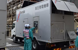 美浜凱旋門 賞 現地 オッズ所の電源応急復旧作業の様子