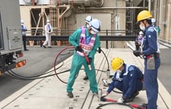 美浜凱旋門 賞 現地 オッズ所の電源応急復旧作業の様子