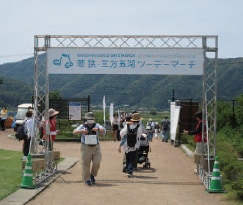 〈会場ゲート〉