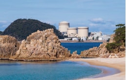 水晶浜海岸コース　バックに美浜発電所