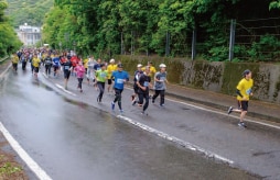 海岸コースへ駆け出す様子