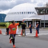 声援に応えながら走る高畠所長