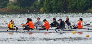 美浜発電所管理者で編成されたクルー 力漕の様子