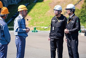 ご視察の様子（説明者：鶴所長、左から山中委員長、伴委員）