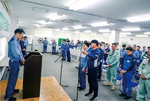 安全行動を誓う発電所所員と協力会社社員