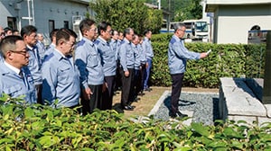 「安全の誓い」の石碑の前で安全最優先の事業活動を誓う社長