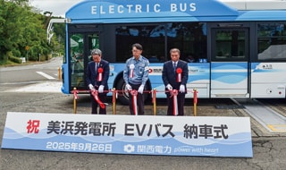 納車式でのテープカットの様子