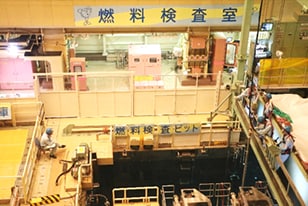 燃料を検査している様子