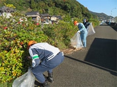 道路脇のゴミを拾う様子