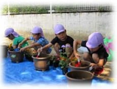 花を植える子どもたち
