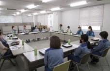 【懇談の様子】