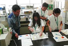 水質調査体験の様子