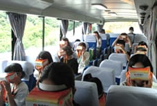 バス車中でVR見学の様子
