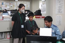 事務所見学の様子