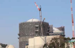 原子炉格納容器上部遮へい設置工事の様子(3/12 撮影）