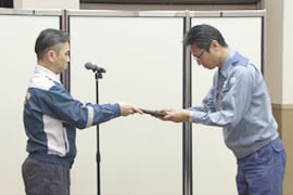 凱旋門 賞 ブック メーカー４号機の施設定期検査終了証受領の様子