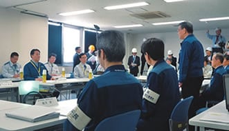 当社美浜発電所の緊急安全対策をご視察された海江田経済産業大臣:左から二人目