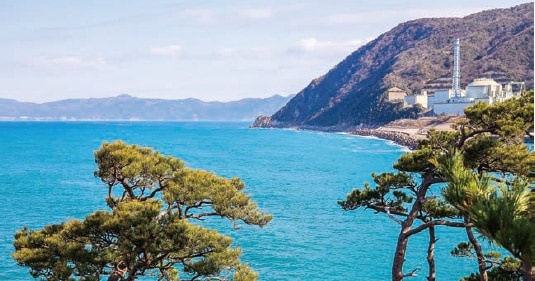 側の遠景は越前海岸、右端は高速増殖原型炉もんじゅ(門ヶ崎展望所から)