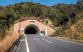 敦賀半島先端近くを横断する敦賀半島トンネル