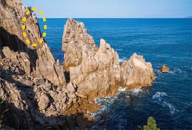 門ヶ崎の断崖(白木漁港から門ヶ崎展望所に続く遊歩道の先端近くから)