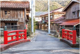 白木の集落内(白城（しらき）神社の鳥居前)