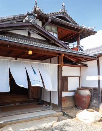 玄関（2階は月見の間）