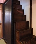 押し入れの中にある隠し階段