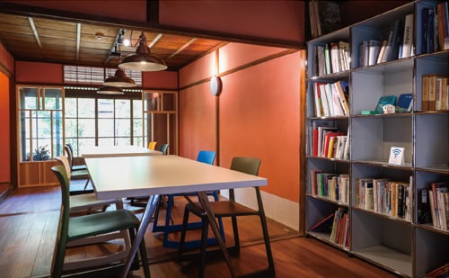控えの間は、ワークスペースとして使える「みんなの図書館」に。