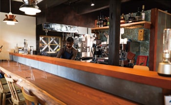 コーヒースタンドで飲み物などを販売