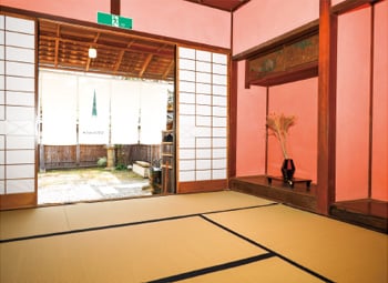 玄関に設けられている床の間付きの畳の間