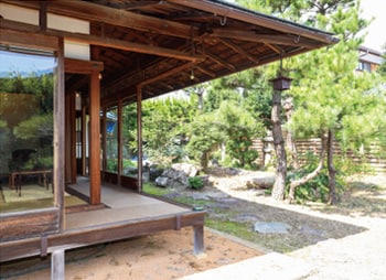 書院の縁側は、角の柱が省かれている。