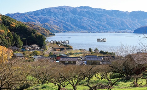 特産「福井梅」発祥の地、伊良積の高台から望む三方湖（手前は梅林）