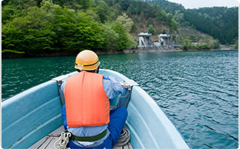ボートを使ったダムの巡視