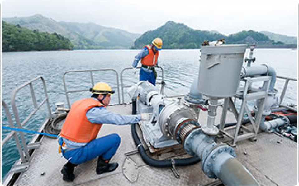 湖上にあるポンプの点検