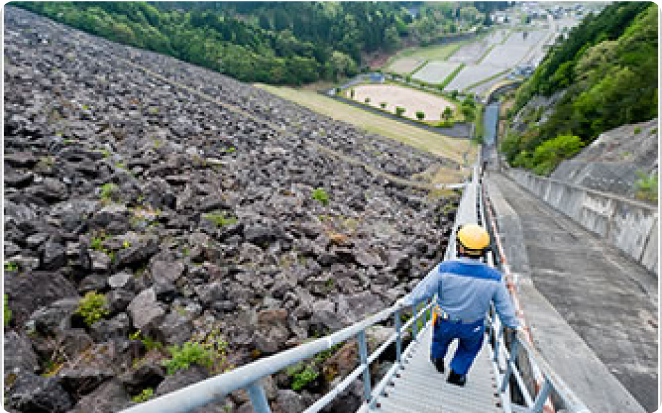 ダムの堤体に異常がないかの確認