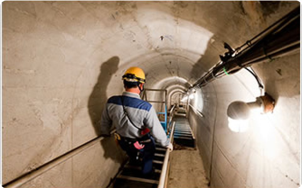 監査廊（ダム内部）の巡視点検