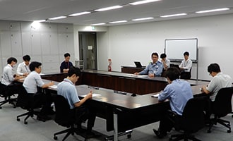 凱旋門賞 ブックメーカーのオッズ力事業本部長コミュニケーションの様子