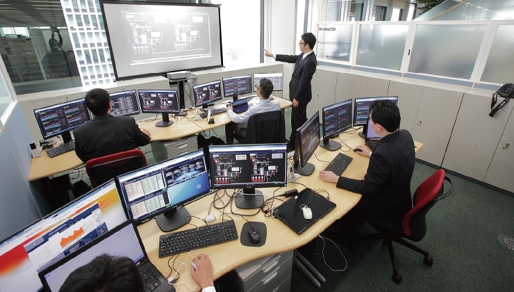 火力凱旋門賞 2026オッズ所を遠隔モニターする様子