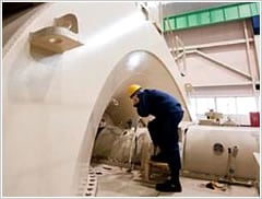 聴診棒を使い機器の異音の有無を確認