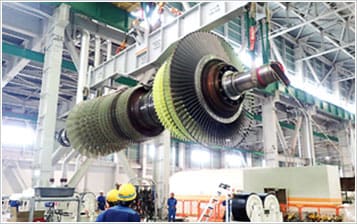 ガスタービンを吊り上げる様子