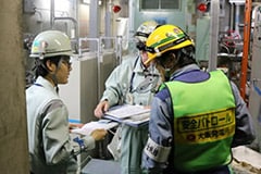 Mr. Sato being in contact with plant personnel treating KEPCO's workers and those from partner companies equally