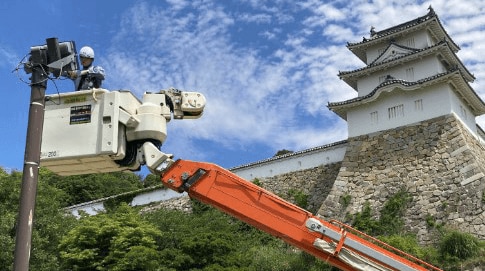 【凱旋門 賞 ブック メーカー送配電】高所作業車を活用した文化財や街路灯等の清掃・点検